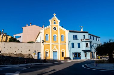 Renkli Collioure manzarası, dar sokaklar ve sarı, pembe, turuncu evler, yazlık tatil beldeleri tarihi buding ve plajlar, Pirenes-Orientales, Fransa yazın