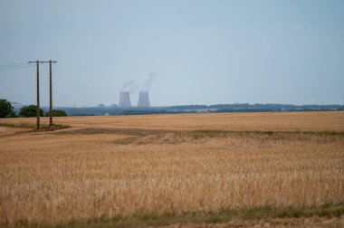 NPP 'nin soğutma kuleleri, nükleer santral termik santrali ısı kaynağının nükleer reaktör, Fransa, Avrupa, ucuz enerji kaynağı, Belleville-sur-Loire