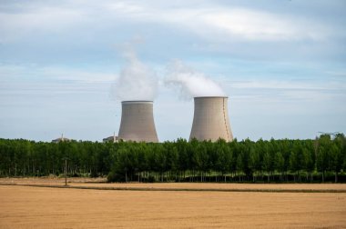 NPP 'nin soğutma kuleleri, nükleer santral termik santrali ısı kaynağının nükleer reaktör, Fransa, Avrupa, ucuz enerji kaynağı, Belleville-sur-Loire