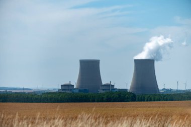 NPP 'nin soğutma kuleleri, nükleer santral termik santrali ısı kaynağının nükleer reaktör, Fransa, Avrupa, ucuz enerji kaynağı, Belleville-sur-Loire