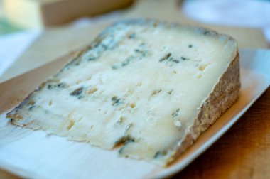 Fransız mavi peyniri Bleu des Basques, Fransa 'nın Bask ülkesindeki mağaralarda keçi sütünden yapılmıştır.