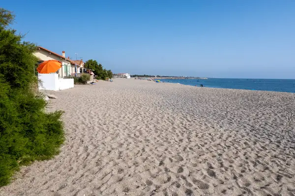 Le Racou hamleti Argeles-sur-Mer 'deki küçük yazlık evler, ya da Katalan' daki kuytu köşeler, Akdeniz kıyısındaki tipik yerler, kumlu yollar, Fransa 'nın Collioure kenti yakınlarındaki turistler.