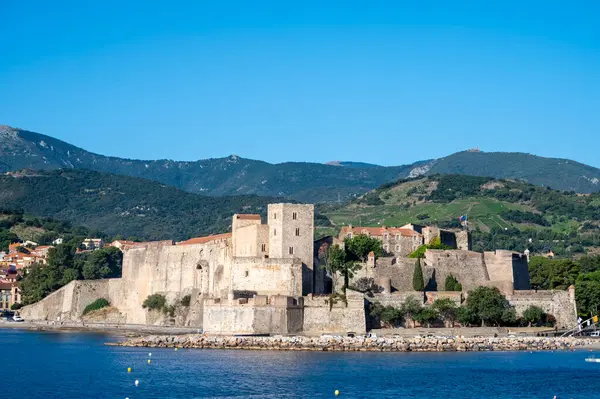 Renkli Collioure manzarası, dar sokaklar ve sarı, pembe, turuncu evler, yazlık tatil beldeleri tarihi buding ve plajlar, Pirenes-Orientales, Fransa yazın