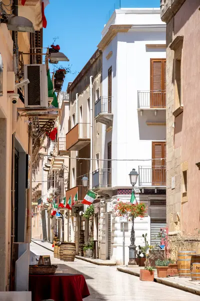 Marsala manzarası, Sicilya kıyısı şehri ünlü Marsala şarabı, eski dar sokaklar, evler ve palmiyeler, gölge ağaçlar, çeşmeler, İtalya 'da tatil yeri
