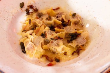Bergamo Casoncelli alla bergamasca, ravioli, makarna, tagliatelle ve lazanya 'dan taze yapılmış yerel makarna. Bergamo Citta Alta, Lombardy, Kuzey İtalya' da yerel restoranda servis ediliyor.