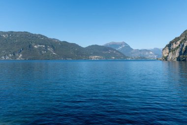 Mavi sulu Como Gölü manzarası, alp dağları, güzel köyler, İtalya 'nın kuzeyinde seyahat yeri, Lombardiya