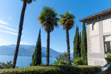 Mavi suları, dağları, güzel köyleri, parkları ve villaları olan Como Gölü manzarası. İtalya 'nın kuzeyinde, Lombardiya' da bir tatil beldesi.