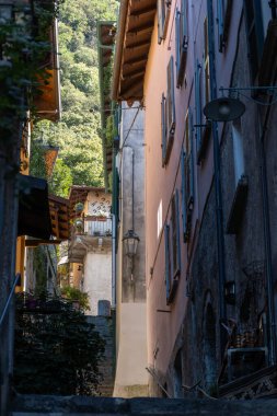 Varenna 'da yürürken, İtalya' nın kuzeyinde Lombardy 'de Como Gölü üzerinde güzel bir sahil köyü var.