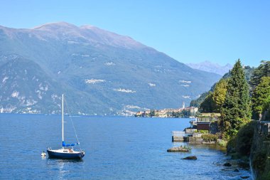 Mavi sulu Como Gölü manzarası, alp dağları, güzel köyler, İtalya 'nın kuzeyinde seyahat yeri, Lombardiya