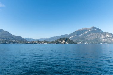 Mavi sulu Como Gölü manzarası, alp dağları, güzel köyler, İtalya 'nın kuzeyinde seyahat yeri, Lombardiya