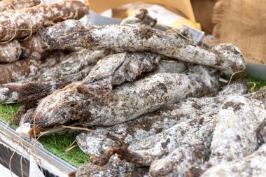 Filetto erborinato İtalyan sığır filetosu, erborinato peynirli, baharatlı, kremalı ve muhtemelen tatlı karamel aromalı Gorgonzola, İtalya 'da pazarda satılan peynir ve terroir çeşitlerinden dolayı hazırlandı.