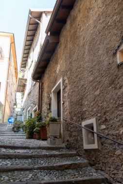 Varenna 'da yürürken, İtalya' nın kuzeyinde Lombardy 'de Como Gölü üzerinde güzel bir sahil köyü var.