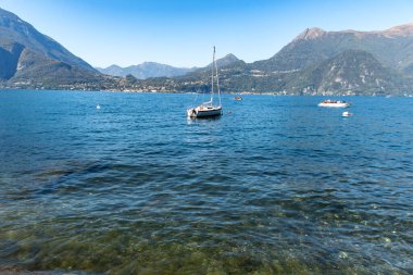 Mavi suları, dağları, güzel köyleri, parkları ve villaları olan Como Gölü manzarası. İtalya 'nın kuzeyinde, Lombardiya' da bir tatil beldesi.