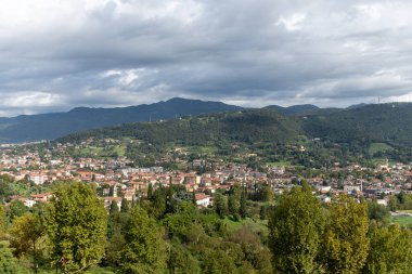 Turistlerin uğrak yeri, Bergamo şehrinin tarihi kısmı, dar sokakları, kiliseleri, eski evleri olan Bergamo Alta, kale duvarları, Lombardy, Kuzey İtalya tepelerinde yer alıyor.