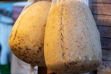 İnek sütünden yapılan çiftçi pazarında olgunlaşmış ve dilimlenmiş İtalyan provolonu veya proola caciocavallo peyniri çeşitliliği