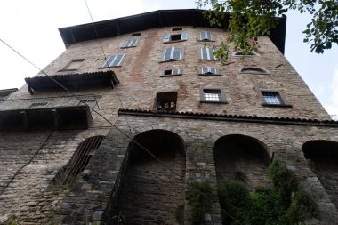 Turistlerin uğrak yeri, Bergamo şehrinin tarihi kısmı, dar sokakları, kiliseleri, eski evleri olan Bergamo Alta, kale duvarları, Lombardy, Kuzey İtalya tepelerinde yer alıyor.