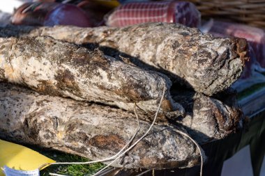 Filetto erborinato İtalyan sığır filetosu, erborinato peynirli, baharatlı, kremalı ve muhtemelen tatlı karamel aromalı Gorgonzola, İtalya 'da pazarda satılan peynir ve terroir çeşitlerinden dolayı hazırlandı.