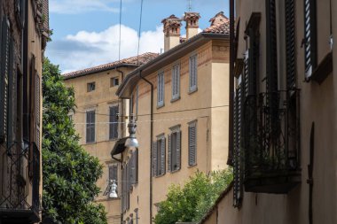 Turistlerin uğrak yeri, Bergamo şehrinin tarihi kısmı, dar sokakları, kiliseleri, eski evleri olan Bergamo Alta, kale duvarları, Lombardy, Kuzey İtalya tepelerinde yer alıyor.