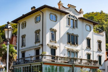 Varenna 'da yürürken, İtalya' nın kuzeyinde Lombardy 'de Como Gölü üzerinde güzel bir sahil köyü var.