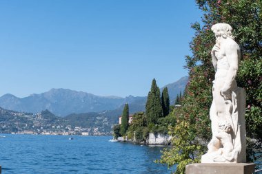 Mavi sulu Como gölü manzarası, alp dağları, güzel köyler, villalar ve parklar, heykellerin mimari detayları, İtalya 'nın kuzeyinde seyahat yerleri, Lombardiya