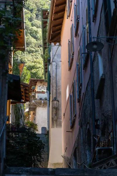 Varenna 'da yürürken, İtalya' nın kuzeyinde Lombardy 'de Como Gölü üzerinde güzel bir sahil köyü var.