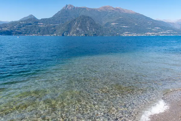 Mavi suları, dağları, güzel köyleri, parkları ve villaları olan Como Gölü manzarası. İtalya 'nın kuzeyinde, Lombardiya' da bir tatil beldesi.