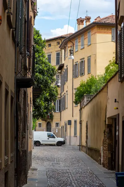 Turistlerin uğrak yeri, Bergamo şehrinin tarihi kısmı, dar sokakları, kiliseleri, eski evleri olan Bergamo Alta, kale duvarları, Lombardy, Kuzey İtalya tepelerinde yer alıyor.