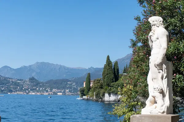 Mavi sulu Como gölü manzarası, alp dağları, güzel köyler, villalar ve parklar, heykellerin mimari detayları, İtalya 'nın kuzeyinde seyahat yerleri, Lombardiya