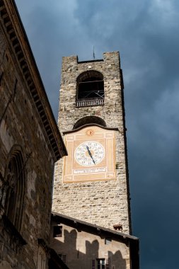 Turistlerin uğrak yeri, Bergamo şehrinin tarihi kısmı, dar sokakları, kiliseleri, eski evleri olan Bergamo Alta, kale duvarları, Lombardy, Kuzey İtalya tepelerinde yer alıyor.