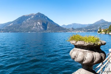 Mavi suları, dağları, güzel köyleri, parkları ve villaları olan Como Gölü manzarası. İtalya 'nın kuzeyinde, Lombardiya' da bir tatil beldesi.