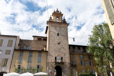 Turistlerin uğrak yeri, Bergamo şehrinin tarihi kısmı, dar sokakları, kiliseleri, eski evleri olan Bergamo Alta, kale duvarları, Lombardy, Kuzey İtalya tepelerinde yer alıyor.