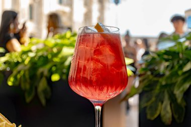 Milano 'da barlar ve içecekler, köpüklü şarap ile geleneksel italyan kokteyli Prosecco, portakal, Campari acı likörü Barda Duomo Milan, İtalya manzaralı