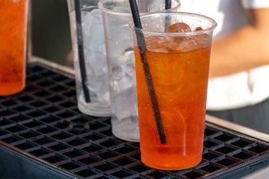 Milan festivali yakınlarındaki Como Gölü 'nde içecekler, maden şarabı Prosecco, portakal, aperol veya campari acı likörü ile geleneksel italyan kokteyli tatmak, barda, plastik bardaklardan, İtalya