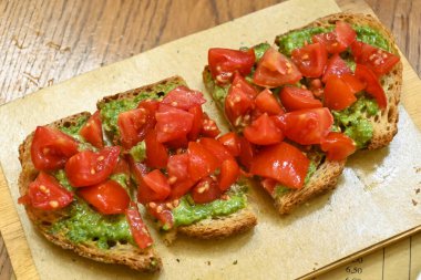 İtalyan restoranlarında başlangıç, bruschetta ekmeği zeytinyağı ve doğranmış domates ve pesto, sarımsak, yakın plan.