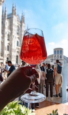 Milano 'da barlar ve içecekler, köpüklü şarap ile geleneksel italyan kokteyli Prosecco, portakal, Campari acı likörü Barda Duomo Milan, İtalya manzaralı
