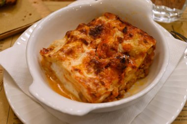 Bergamo lazanya ragu makarnasından taze yapılmış yerel makarna. İtalya 'nın kuzeyinde, Bergamo Citta Alta, Lombardy' de servis edilen yerel bir restoranda servis ediliyor. İtalyan mutfağı, İtalya 'da ilk yemek.