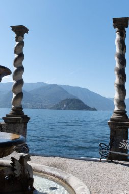 Mavi sulu Como gölü manzarası, alp dağları, güzel köyler, villalar ve parklar, heykellerin mimari detayları, İtalya 'nın kuzeyinde seyahat yerleri, Lombardiya