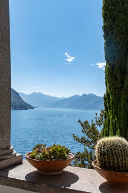 Mavi suları, dağları, güzel köyleri, parkları ve villaları olan Como Gölü manzarası. İtalya 'nın kuzeyinde, Lombardiya' da bir tatil beldesi.