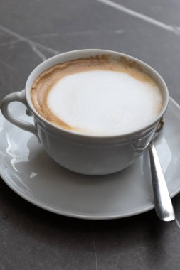 İtalya 'nın Milano şehrindeki kafede sütsüz süt ve laktozsuz İtalyan kahveli cappuccino.