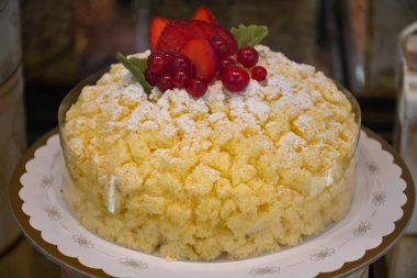 İtalyan tatlı tatlı tatlı tatlı tatlı tart ve kremalı ve meyveli pastalar Milano, İtalya 'daki zanaat fırınında sergileniyor.