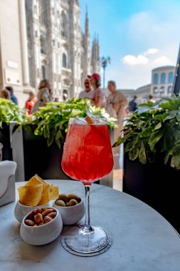 Milano 'da barlar ve içecekler, köpüklü şarap ile geleneksel italyan kokteyli Prosecco, portakal, Campari acı likörü Barda Duomo Milan, İtalya manzaralı