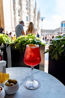 Milano 'da barlar ve içecekler, köpüklü şarap ile geleneksel italyan kokteyli Prosecco, portakal, Campari acı likörü Barda Duomo Milan, İtalya manzaralı