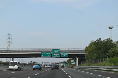 Milano yakınlarındaki otoyolda araba kullanmak, yol işaretleri, istikamet, trafik sıkışıklığı, İtalya 'nın kuzeyi, Lombardiya, yarış pisti
