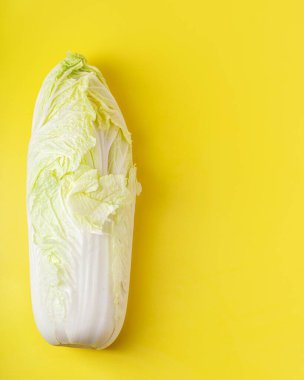 Sarı arka planda taze Çin lahanaları var. Boşluğu kopyala.