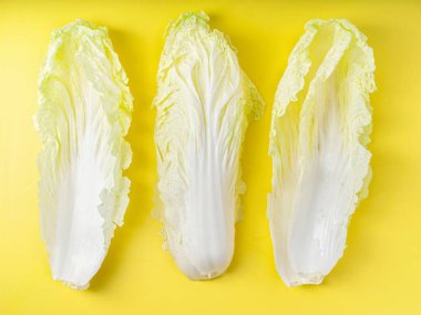 Sarı arka planda taze kesilmiş Çin lahanaları. Boşluğu kopyala.