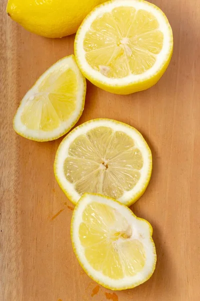 Zitronenscheiben Auf Dem Schneidebrett Ansicht Von Oben Nahaufnahme — Stockfoto