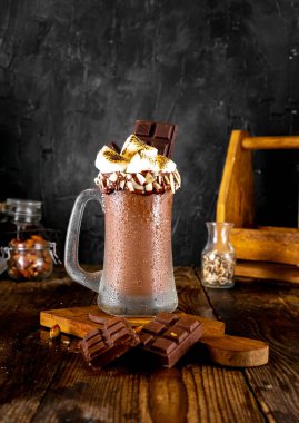 Koyu arkaplanda kızarmış marshmallow ile buzlu çikolata..