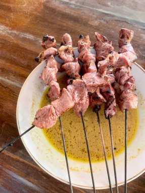 Klatak Satay (Sate Klatak), keçi satay veya kuzu satay tabağı aslen Yogyakarta, Endonezya 'dan.