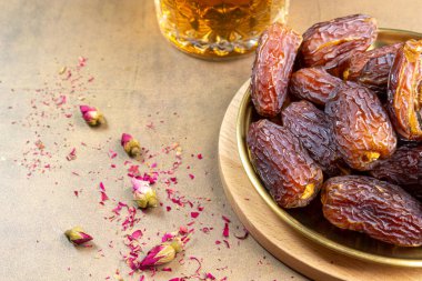 Çiğ Organik Medjool Tarihleri (Kurma in Endonezya). Ayrıca Ramazan ayındayız 