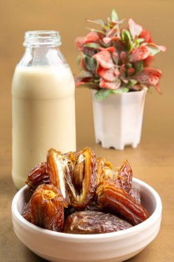 Süt tomurcukları (Susu Kurma), süt, hurma ve hurma ağacından yapılır. Mesaj için yer. Boşluğu kopyala